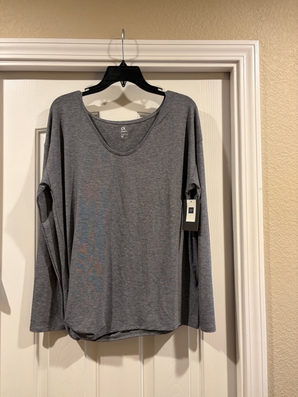 Gap fit Breathe Gray Long-Sleeve Scoop Neck Women's Top NWT size M